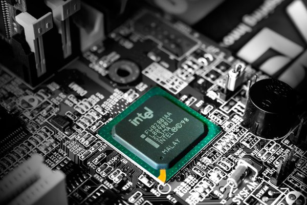 Quels sont les avantages des processeurs Intel Xeon pour les stations de calcul intensif?